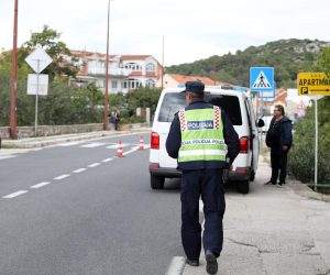 11.10.2021., Bilice - Na cesti kod Bilica u prometnoj nesreci smrtno je stradala jedna osoba. Na mjestu dogadjaja obavlja ocevid, promet na mjestu nesrece je obustavljen i preusmjerava se na druge ceste. Photo: Dusko Jaramaz/PIXSELL