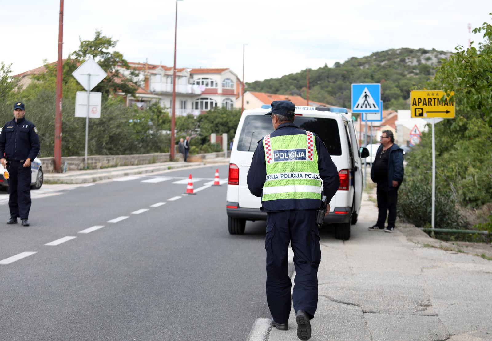 11.10.2021., Bilice - Na cesti kod Bilica u prometnoj nesreci smrtno je stradala jedna osoba. Na mjestu dogadjaja obavlja ocevid, promet na mjestu nesrece je obustavljen i preusmjerava se na druge ceste. Photo: Dusko Jaramaz/PIXSELL