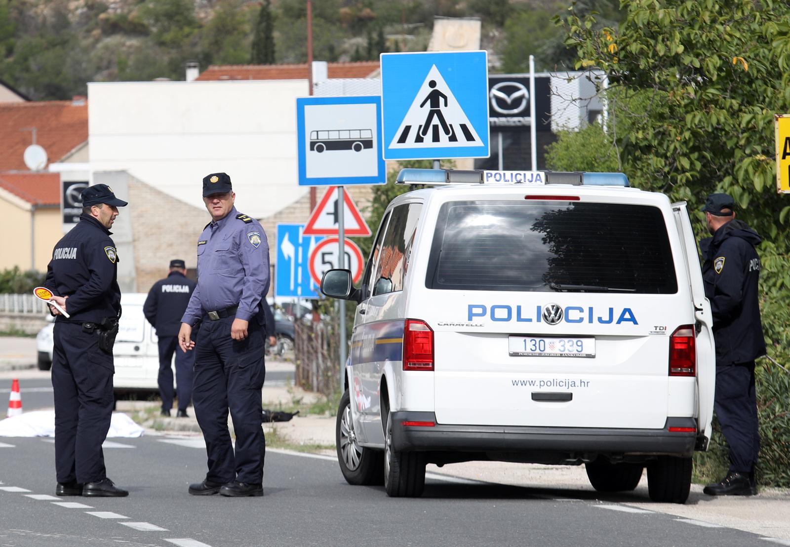 11.10.2021., Bilice - Na cesti kod Bilica u prometnoj nesreci smrtno je stradala jedna osoba. Na mjestu dogadjaja obavlja ocevid, promet na mjestu nesrece je obustavljen i preusmjerava se na druge ceste. Photo: Dusko Jaramaz/PIXSELL