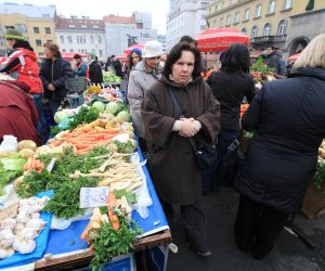 30.12.2011. Zagreb - Zagrebacka trznica Dolac u prednovogodisnjoj guzvi. Mnogi su zagrepcani pohrlili u nabavu svjezeg mesa ,povrca te nezaobilaznog kiselog zelja za novogodisnju sarmu. Popularni zagrebacki plac tradicionalno daje najbolju ponudu svjezih namirnica nezaobilaznih za najludju noc.
Photo: Robert Anic/PIXSELL