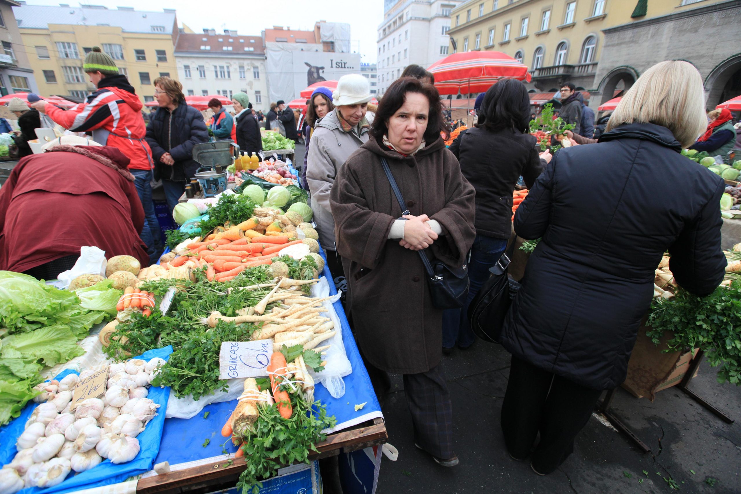 30.12.2011. Zagreb - Zagrebacka trznica Dolac u prednovogodisnjoj guzvi. Mnogi su zagrepcani pohrlili u nabavu svjezeg mesa ,povrca te nezaobilaznog kiselog zelja za novogodisnju sarmu. Popularni zagrebacki plac tradicionalno daje najbolju ponudu svjezih namirnica nezaobilaznih za najludju noc.
Photo: Robert Anic/PIXSELL
