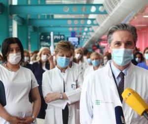 12.05.2021., Zagreb - Sindikati medicinskih sestara daruju 1000 ruza sestrama kb dubrava povodom Medunarodnog dana sestrinstva.Ivica Luksic.
Photo: Matija Habljak/PIXSELL
