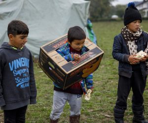 11.10.2021., Velika Kladusa, Bosna i Hercegovina - Stotine migranata, najvise porodice sa djecom nalazi se u novoformiranom improvizovanom satorskom naselju u blizini Velike Kladuse, svega nekoliko kilometara od granice sa Hrvatskom. Svi oni odbijaju ulazak u migrantske centre i u nadi iscekuju ljepse vrijeme pa da jos jednom pokusaju preci granicu i ostvare cilj odlaska u zemlje Evropske unije. Mnogi od njih su nekoliko puta pokusali preci granicu, te su nakon susreta sa granicnom policijom vraceni isprebijani i goli. U kampu nema niti jedna agencija ili organizacija koja pomaze ovim migrantima. Njih oko 300 spava na otvorenom, gdje se jutarnje temperature krecu oko 0 stepeni.