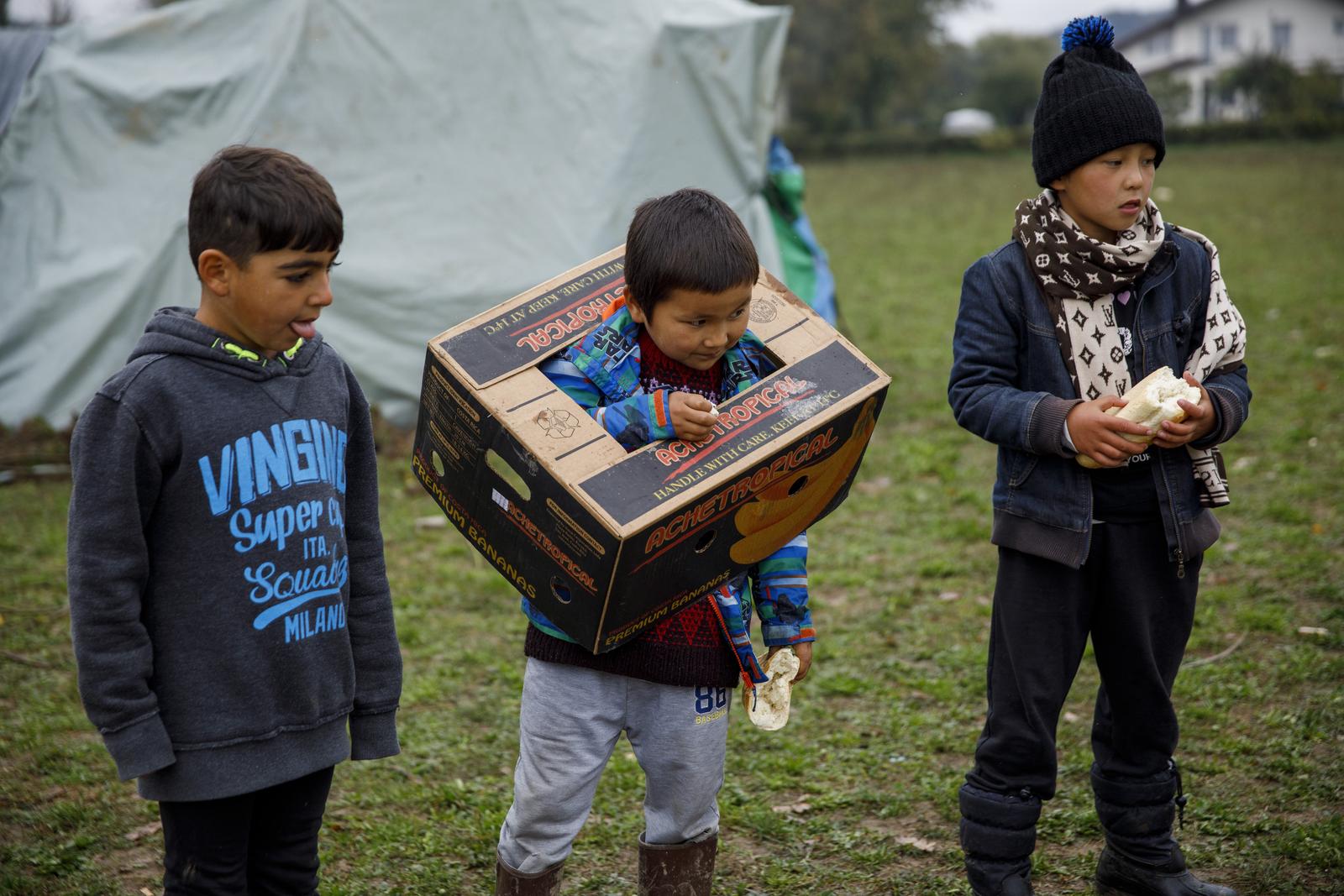 11.10.2021., Velika Kladusa, Bosna i Hercegovina - Stotine migranata, najvise porodice sa djecom nalazi se u novoformiranom improvizovanom satorskom naselju u blizini Velike Kladuse, svega nekoliko kilometara od granice sa Hrvatskom. Svi oni odbijaju ulazak u migrantske centre i u nadi iscekuju ljepse vrijeme pa da jos jednom pokusaju preci granicu i ostvare cilj odlaska u zemlje Evropske unije. Mnogi od njih su nekoliko puta pokusali preci granicu, te su nakon susreta sa granicnom policijom vraceni isprebijani i goli. U kampu nema niti jedna agencija ili organizacija koja pomaze ovim migrantima. Njih oko 300 spava na otvorenom, gdje se jutarnje temperature krecu oko 0 stepeni.