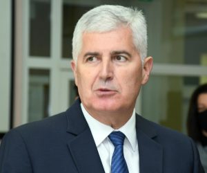 12.10.2021.,Petrinja - Izaslanstvo Hrvata Bosne i Hercegovine, predvodjeno predsjednikom Hrvatskog narodnog sabora BiH, Draganom Covicem, u pratnji potpredsjednika Vlade Tomom Medvedom, ministrom obrazovanja Radovanom Fuchsom, sisacko-moslavackim zupanom Ivanom Celjakom te drugim duznosnicima obisao je OS Dragutina Tadijanovica koja je sanirana od posljedica potresa sredstvima iz donacije Hrvata iz BiH.