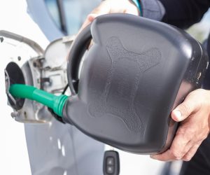 13.10.2021., Zagreb - Povecane cijene goriva na hrvatskim benzinskim crpkama. Cijene goriva najskuplje su u povijesti Hrvatske, gospodarstvenici i sindikati traze reakciju Vlade koja zasada ne reagira, ali prati situaciju. Gotovo 60 posto cijene goriva odlazi na trosarine i PDV.
Photo: Tomislav Miletic/PIXSELL