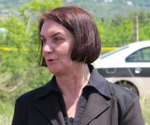 14.05.2017., Mostar, Bosna i Hercegovina - Mjesto zrakoplovne nesrece gdje jos uvijek traje policijski ocevid. Zrakoplov se srusio tijekom odrzavanja panoramskih letova u Zracnoj luci Mostar. U nesreci su stradale dvije odrasle osobe te troje djece. v.d. glavne tuziteljice Tuzilastva BiH, Gordana Tadic,  u drustvu istrazitelja Salka Begica obisla je mjesto zrakoplovne nesrece te dala izjavu za medije. Photo: Ivo Cagalj/PIXSELL