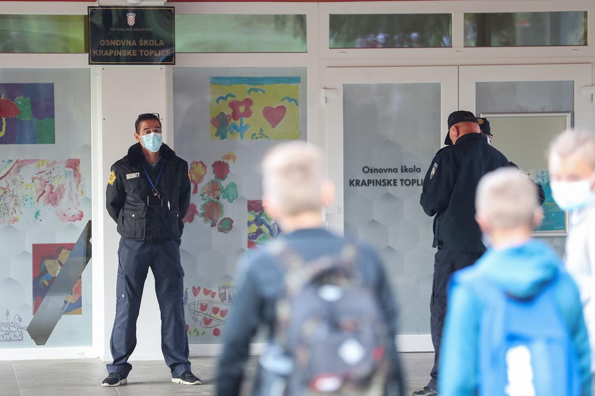 15.09.2021., Krapinske Toplice - Osnovna skola Krapinske toplice, zbog roditelja djecaka koji su prosvjedovali protiv nosenje maski u skoli zastitari i policija cuvaju skolu. Photo: Luka Stanzl/PIXSELL