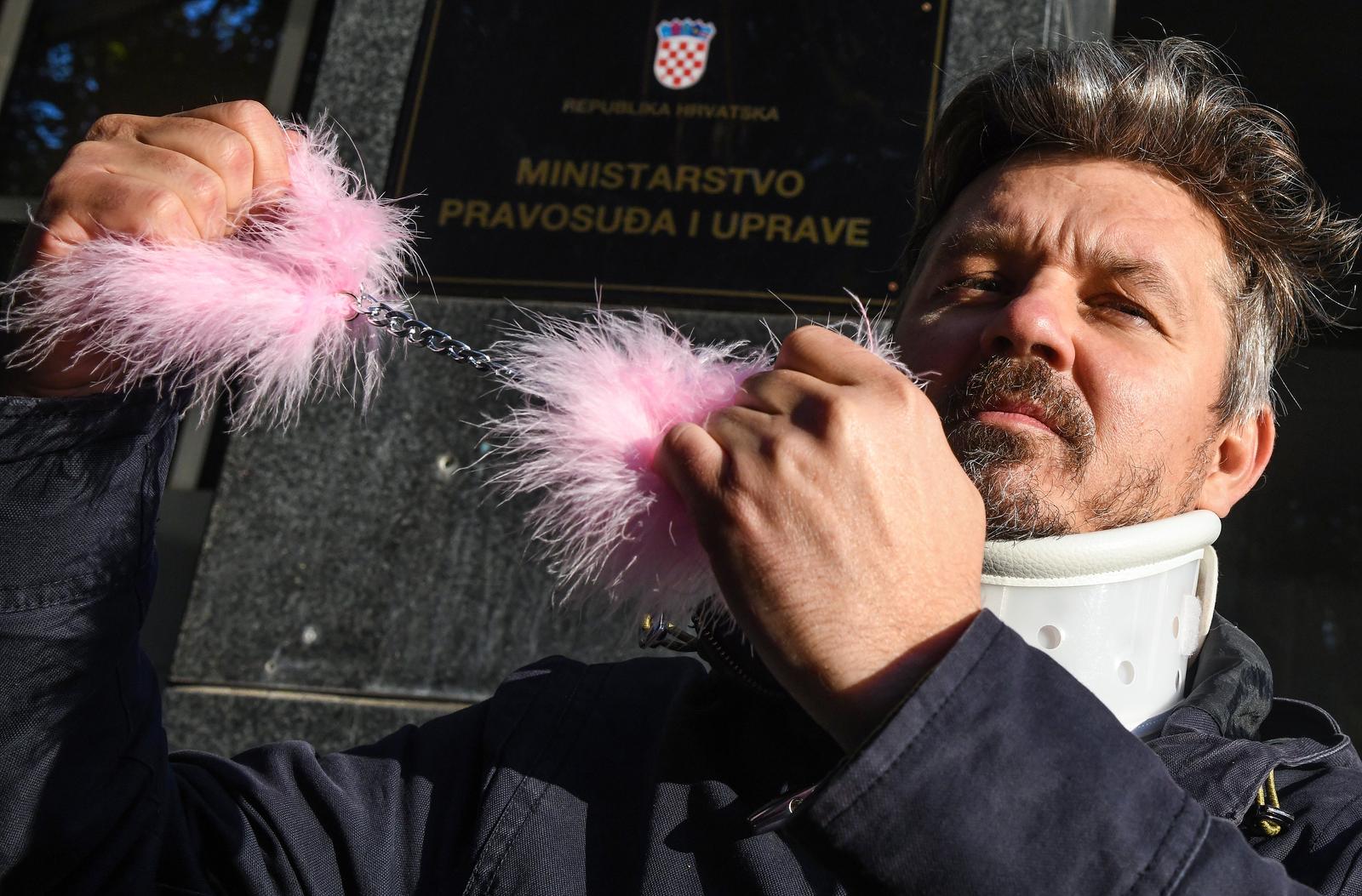 15.10.2021.., Zagreb -  Dario Jurican dosao privesti ministra Ivana Malenicu ispred zgrade ministarstva pravosudja i uprave  Photo: Josip Regovic/PIXSELL
