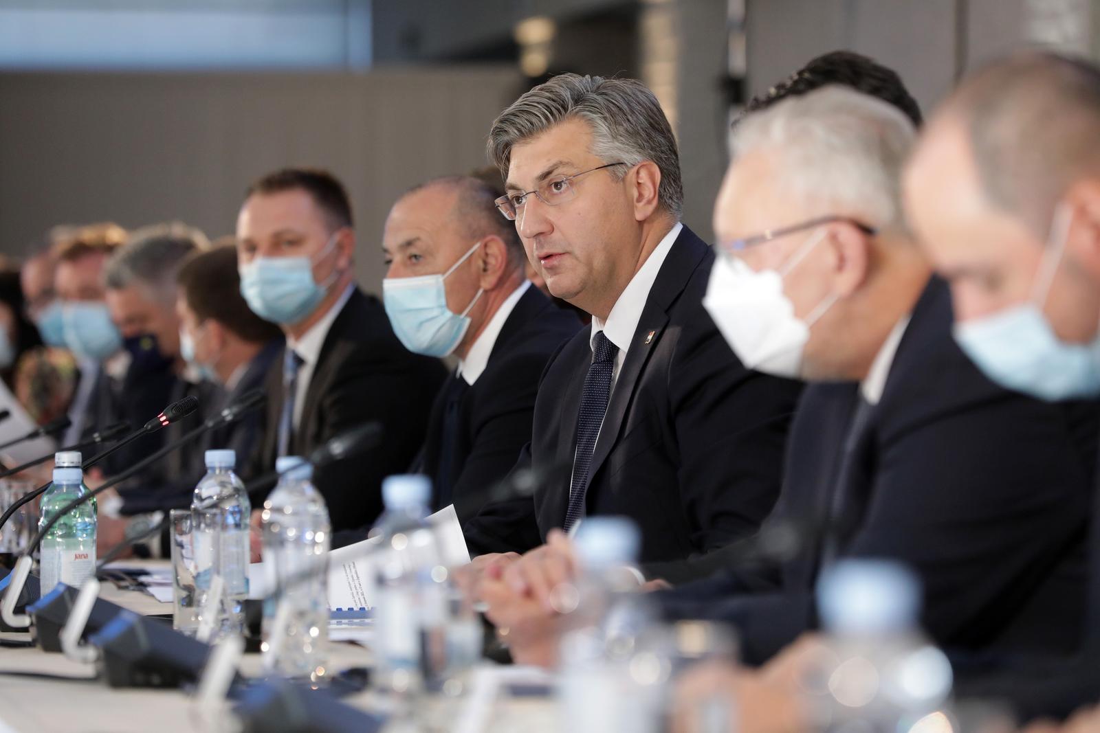 15.10.2021., Zapresic - Predsjednik Vlade Andrej Plenkovic predsjedao sastankom Vlade sa zupanima te predstavnicima Udruge gradova i Hrvatske zajednice opcina. Andrej Plenkovic.