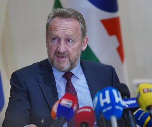 15.10.2021., Hotel Bosna, Banjaluka (BiH) – Bakir Izetbegovic, predsjednik Stranke demokratske akcije (SDA), odrzao je pres konferenciju nakon sastanka Predsjednistva stranke u Banjaluci. Izetbegovic je kazao je da sesesionisticka politika clana Predsjednistva BiH, Milorada Dodika, drzavu vodi u „duboku krizu, neizvjesne scenarije i konflikte“. Takodje je rekao da Republiku Srpsku nece nazivati genocidnom tvorevinom, niti ce je dovoditi u pitanje, jer je prihvacena Dejtonskim sporazumom. Izetbegovic je rekao da se nece desiti ni otcjepljenje Srpske, kao ni ukidanje Republike Srpske.
Photo: Dejan Rakita/Pixsell