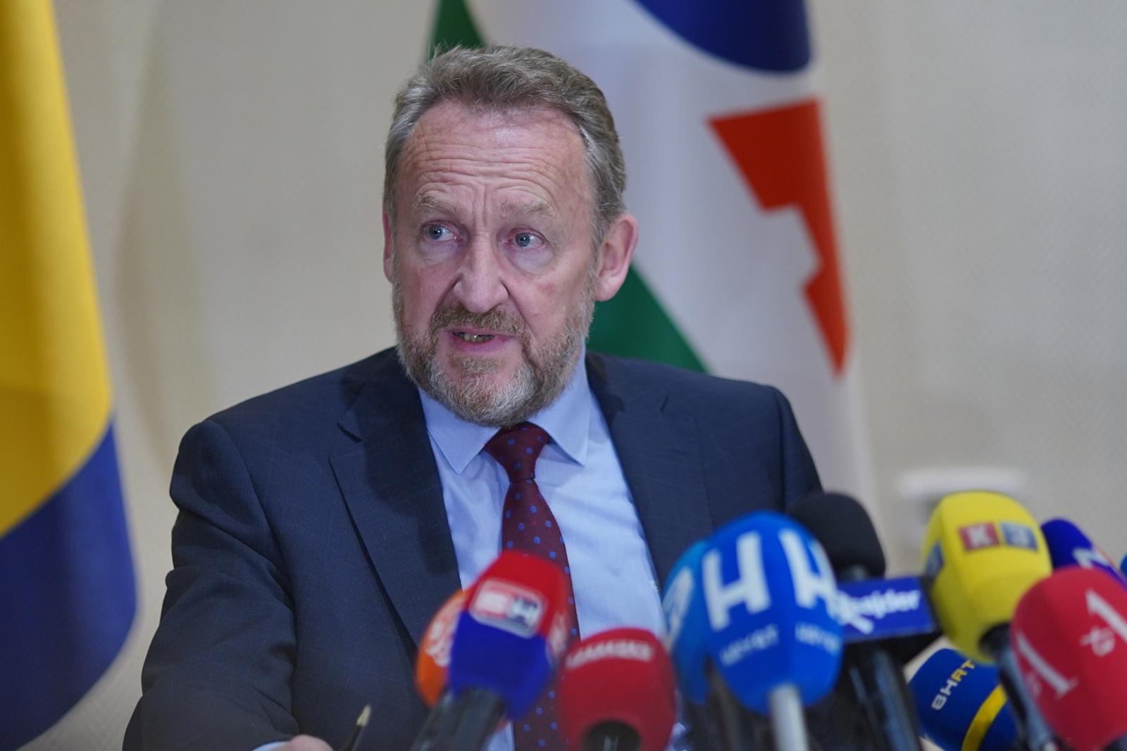 15.10.2021., Hotel Bosna, Banjaluka (BiH) – Bakir Izetbegovic, predsjednik Stranke demokratske akcije (SDA), odrzao je pres konferenciju nakon sastanka Predsjednistva stranke u Banjaluci. Izetbegovic je kazao je da sesesionisticka politika clana Predsjednistva BiH, Milorada Dodika, drzavu vodi u „duboku krizu, neizvjesne scenarije i konflikte“. Takodje je rekao da Republiku Srpsku nece nazivati genocidnom tvorevinom, niti ce je dovoditi u pitanje, jer je prihvacena Dejtonskim sporazumom. Izetbegovic je rekao da se nece desiti ni otcjepljenje Srpske, kao ni ukidanje Republike Srpske.
Photo: Dejan Rakita/Pixsell