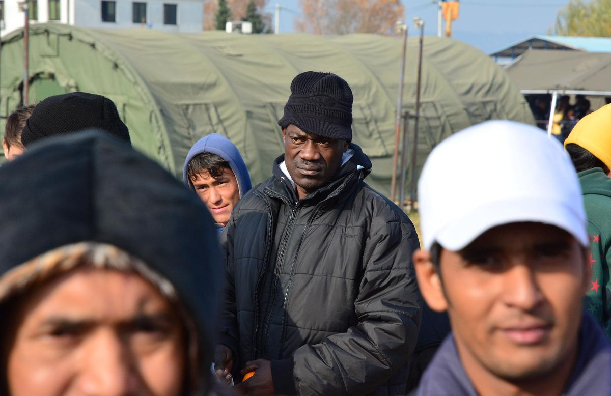 15.11.2015., Slavonski Brod - Migranti pristizu u zimski tranzitni centar u kojem su mjere sigurnosti na najvecoj razini. 
Photo: Ivica Galovic/ PIXSELL