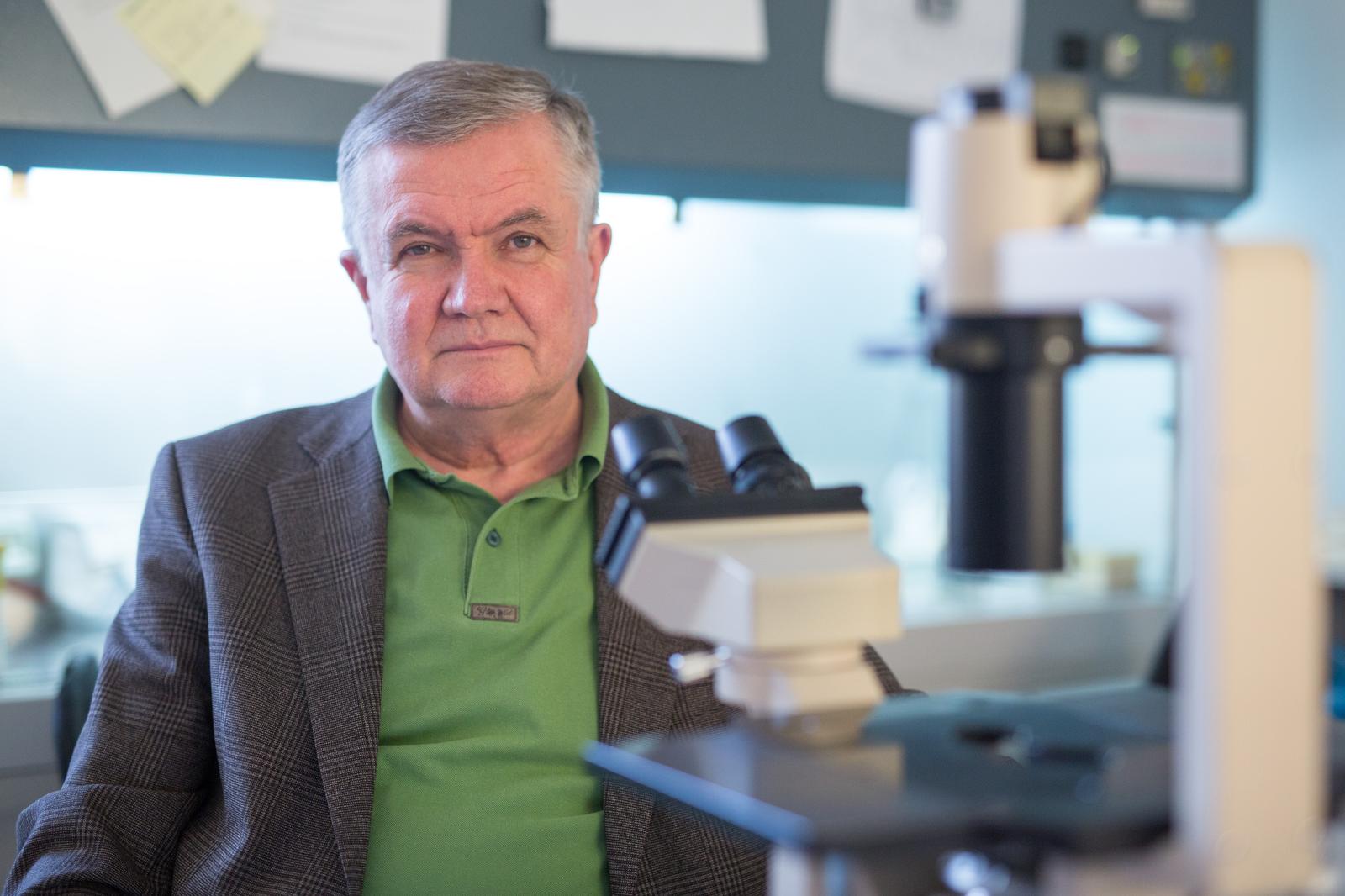 15.12.2016., Rijeka - Profesor Stipan Jonjic u histoloskom laboratoriju Medicinskog fakulteta u Rijeci. 
Photo: Nel Pavletic/PIXSELL