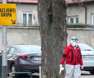 15.12.2020.,  Zagreb, Mirogojska cesta - Ispred  Nastavnog zavoda za javno zdravstvo Andrija Stampar u montaznom satoru djelatnici Zavoda  cijepe gradjane protiv sezonske gripe.
Photo: Igor Kralj/PIXSELL