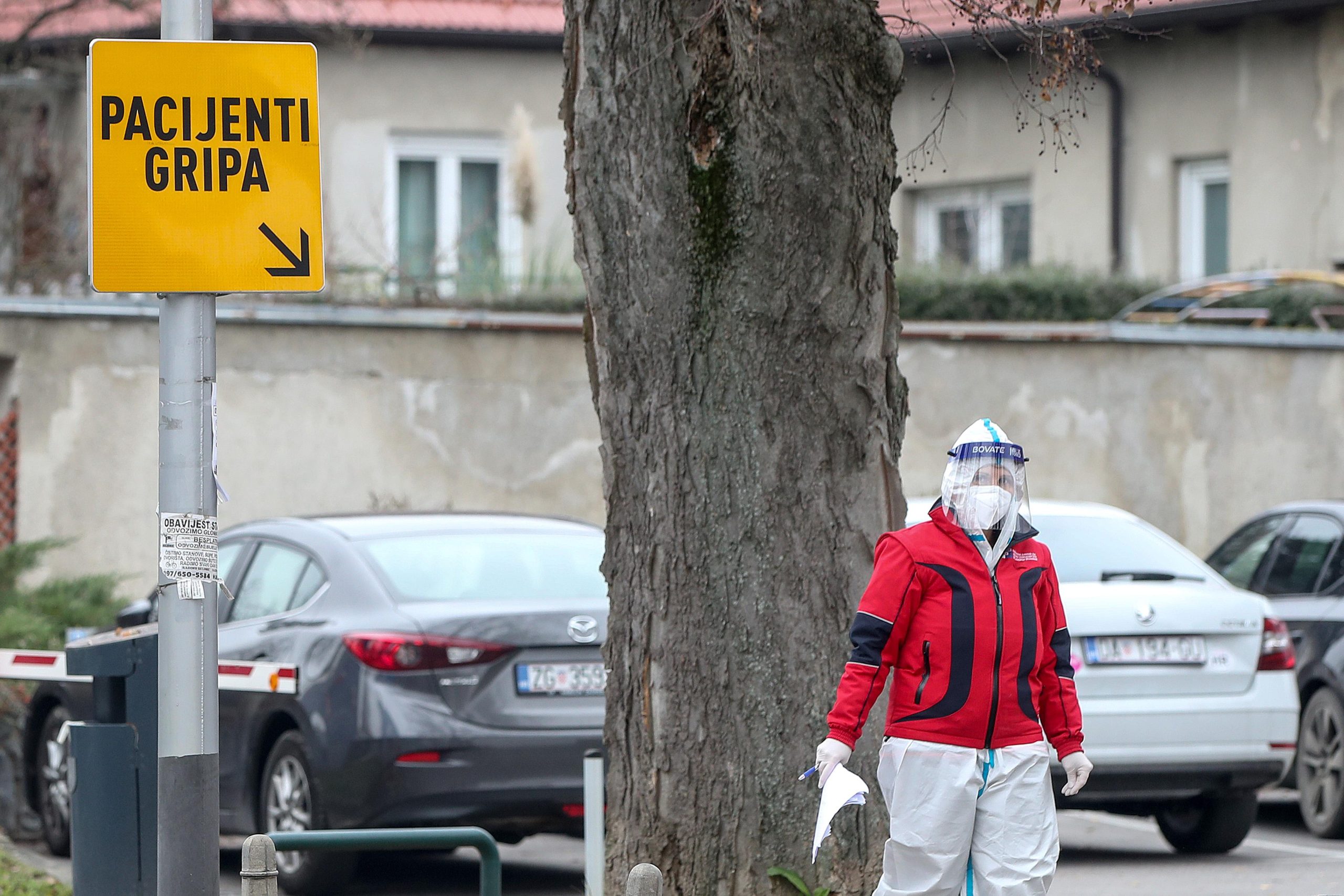 15.12.2020.,  Zagreb, Mirogojska cesta - Ispred  Nastavnog zavoda za javno zdravstvo Andrija Stampar u montaznom satoru djelatnici Zavoda  cijepe gradjane protiv sezonske gripe.
Photo: Igor Kralj/PIXSELL