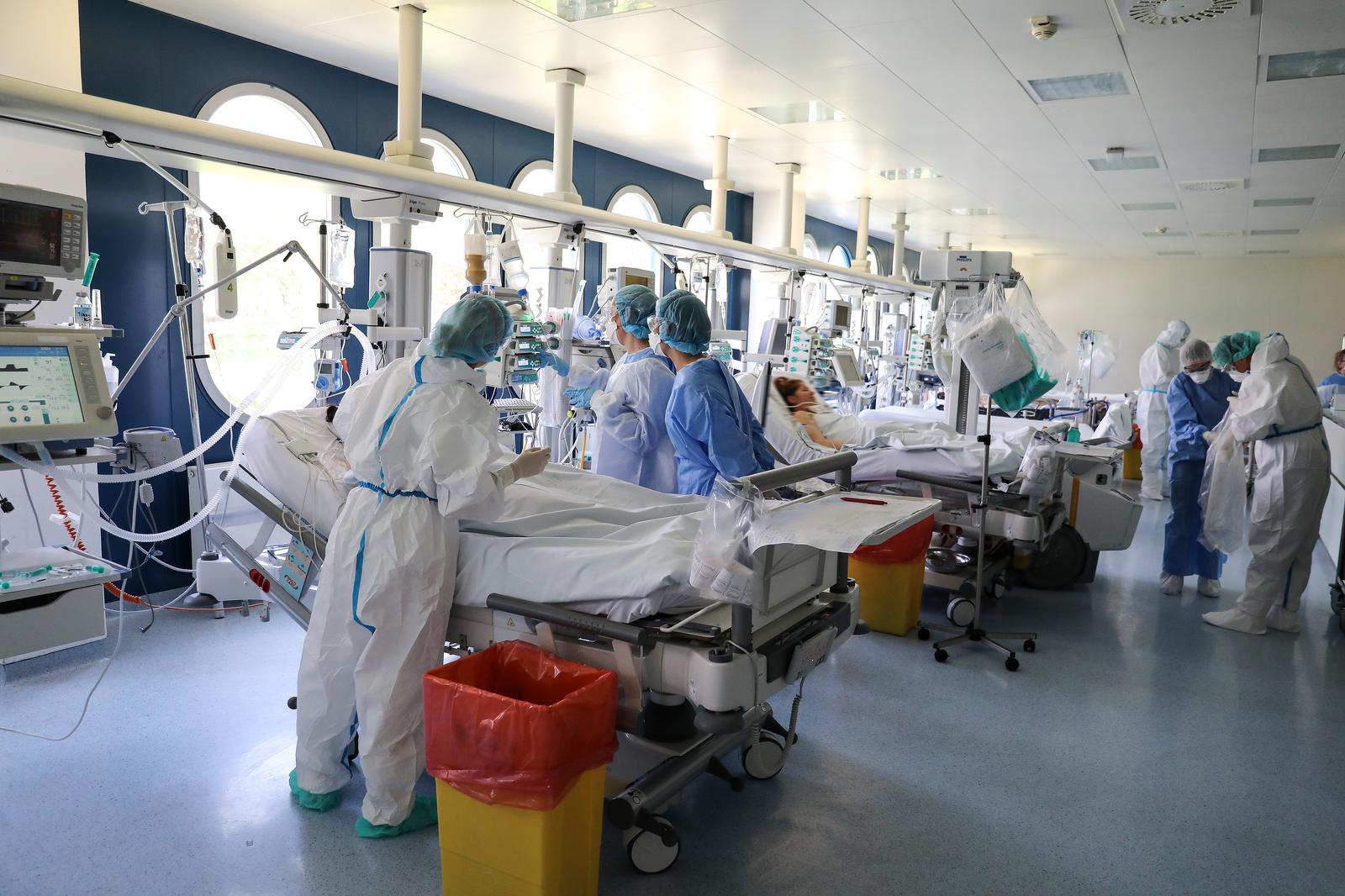 PRI KORISTENJU FOTOGRAFIJE ZASTITITI IDENTITET PACIJENATA
16.04.2021., Zagreb - Reportaza iz KB Dubrava sa odjela intezivnog lijecenja Covid pozitivnih pacijenata koji su na respiratoru.
Photo: Emica Elvedji/PIXSELL
