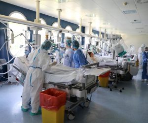 PRI KORISTENJU FOTOGRAFIJE ZASTITITI IDENTITET PACIJENATA
16.04.2021., Zagreb - Reportaza iz KB Dubrava sa odjela intezivnog lijecenja Covid pozitivnih pacijenata koji su na respiratoru.
Photo: Emica Elvedji/PIXSELL
