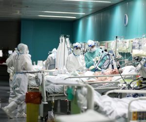PRI KORISTENJU FOTOGRAFIJE ZASTITITI IDENTITET PACIJENATA
16.04.2021., Zagreb - Reportaza iz KB Dubrava sa odjela intezivnog lijecenja Covid pozitivnih pacijenata koji su na respiratoru.
Photo: Emica Elvedji/PIXSELL