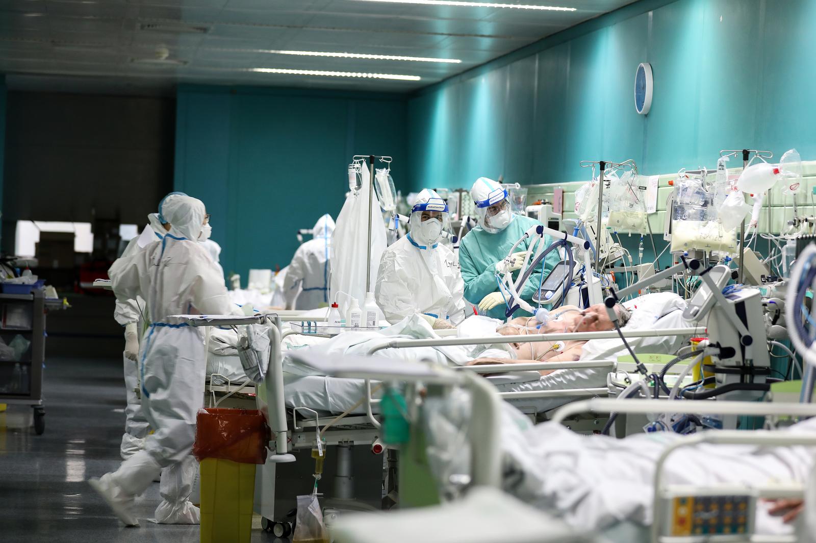 PRI KORISTENJU FOTOGRAFIJE ZASTITITI IDENTITET PACIJENATA
16.04.2021., Zagreb - Reportaza iz KB Dubrava sa odjela intezivnog lijecenja Covid pozitivnih pacijenata koji su na respiratoru.
Photo: Emica Elvedji/PIXSELL