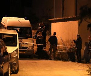 16.10.2021., Solin - U kasnim vecernjim satima aktivirana je eksplozivna naprava, prilikom cega su ostecena cetiri parkirana automobila. Policija obavlja ocevid na mjestu nesrece.