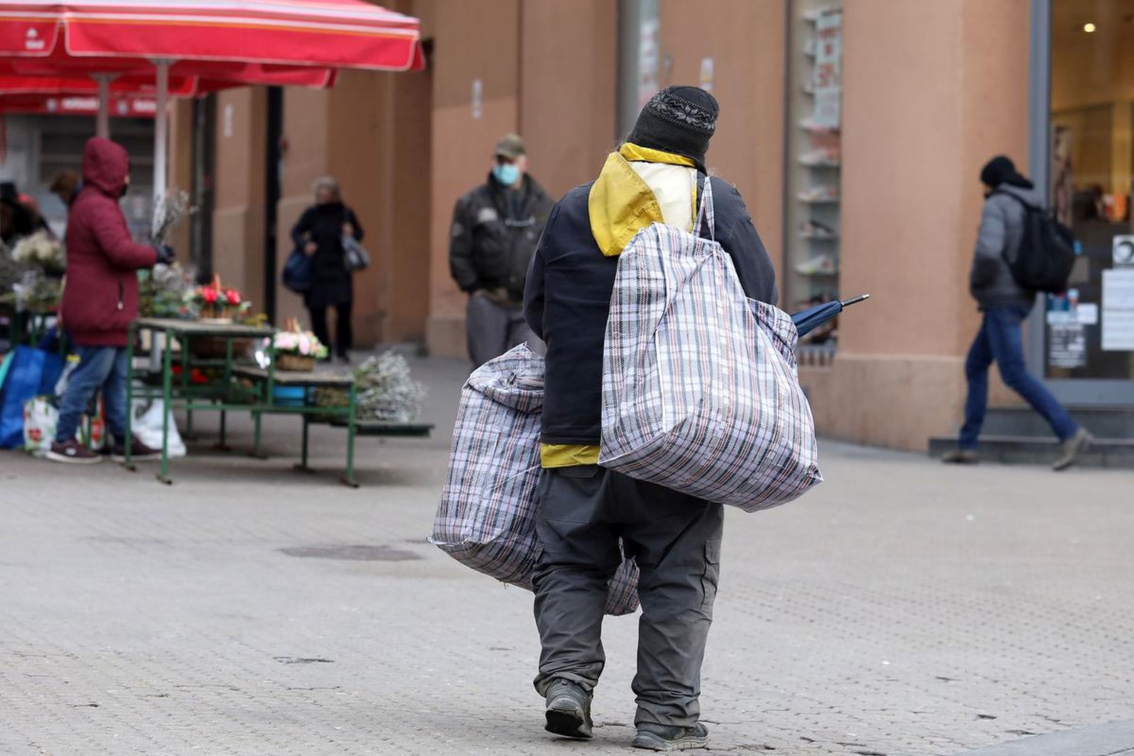 17.02.2021., Zagreb - Danas pocinje prva isplata nacionalne naknade za starije osobe za sijecanj 2021. korisnicima racuna otvorenih u poslovnim bankama. U prvoj isplati nacionalnu naknadu za starije osobe dobit ce 3091 korisnik (64,54 posto zena i 35,46 posto muskaraca), za sto je osigurano 2,2 milijuna kuna iz drzavnog proracuna. Pravo na nacionalnu naknadu za starije osobe moze ostvariti hrvatski drzavljanin koji je navršio 65 godina zivota s prebivalistem na podrucju RH u neprekidnom trajanju od 20 godina. Najvise korisnika dolazi iz Vukovarsko-srijemske zupanije, Osjecko-baranjske, Zagrebacke, Grada Zagreba i Koprivnicko-krizevacke zupanije.
Photo: Patrik Macek/PIXSELL