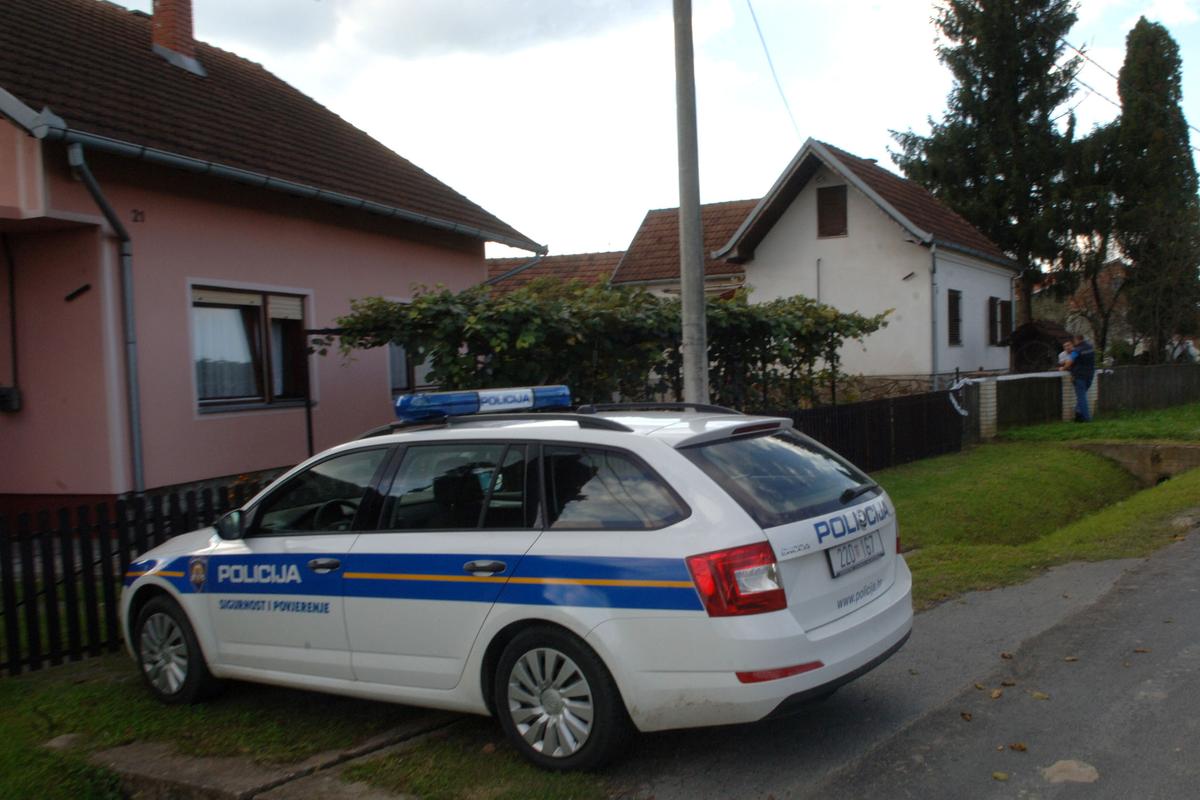 17.09.2014., Kukunjevac, Lipik - Ivan Grgic ubio bivsu suprugu Milku. Kuca u kojoj se dogodila tragedija. Policija obavlja ocevid.
Photo: Dusan Mirkovic/PIXSELL