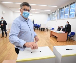 17.10.2021., Zagreb - U prostorijama HVIDR-e predsjednik Vlade RH i HDZ-a Andrej Plenkovic glasovao je na unutarstranackim izborima za predsjednika Gradskog odbora HDZ-a GGrada Zagreba na birackom mjestu Organizacije gradske cetvrti HDZ-a Crnomerec.