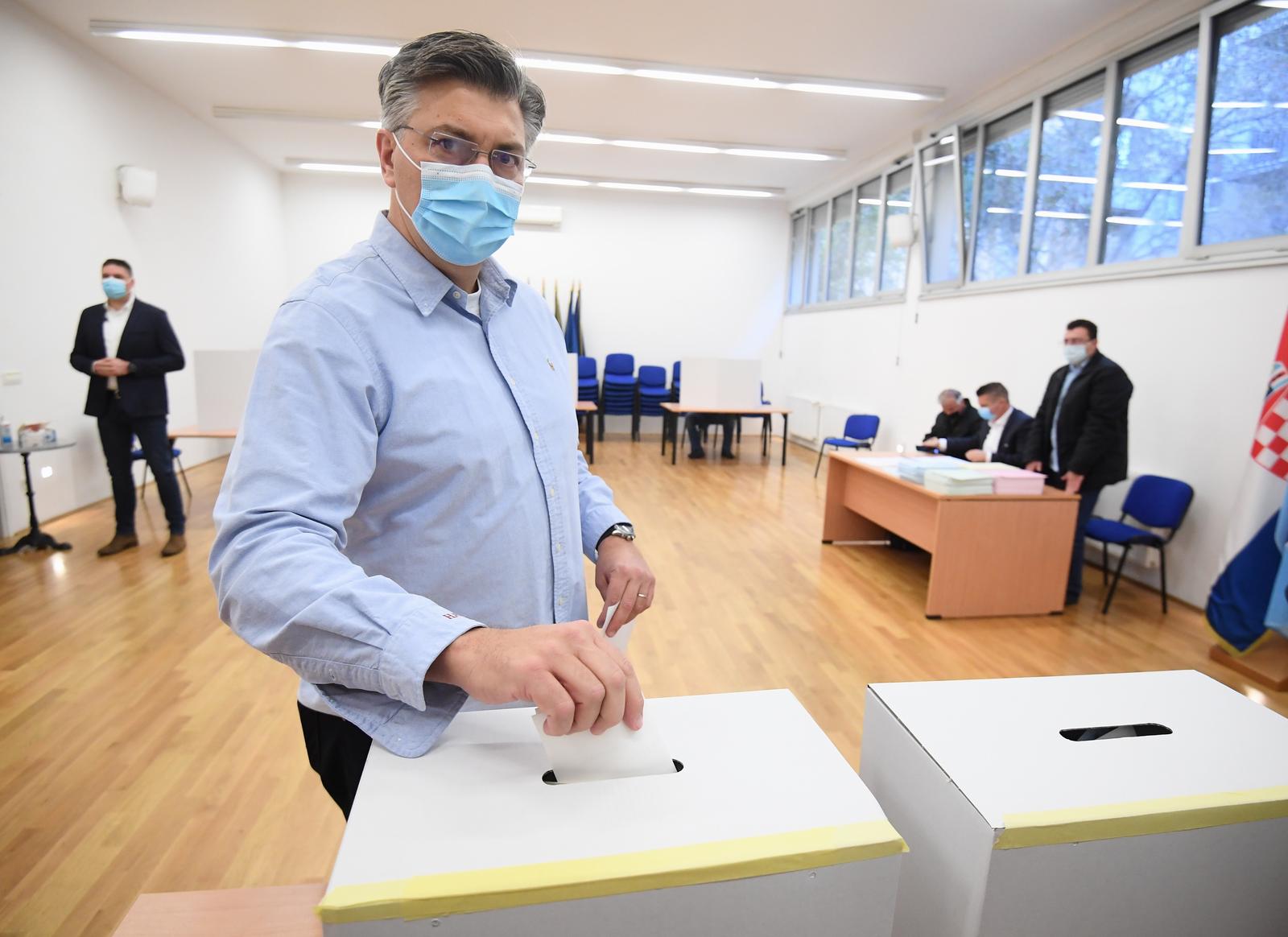 17.10.2021., Zagreb - U prostorijama HVIDR-e predsjednik Vlade RH i HDZ-a Andrej Plenkovic glasovao je na unutarstranackim izborima za predsjednika Gradskog odbora HDZ-a GGrada Zagreba na birackom mjestu Organizacije gradske cetvrti HDZ-a Crnomerec.