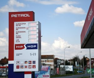 18.03.2020., Bjelovar - Benzinske postaje Tifon danas su jedine mijenjale cijenu naftnih derivata. Naime, od utorka uslijed znacajnog pojeftinjenja svih vrsta goriva benzinske postaje Tifon jedan su dan imale mnogo nizu cijenu od konkurencije, 50 do 70 lipa po litri ovisno o vrsti goriva, no izgledno je da su morali popustiti pritiscima konkurencije (INA, Petrol, Crodux), te su i u Tifonu odliucili podici cijenu goriva na prihvatljivu konkurenciji. Tako da su opet svi najveci konkurenti cijenom tu negdje u nekoliko lipa razlike.  

Photo: Damir Spehar/PIXSELL
