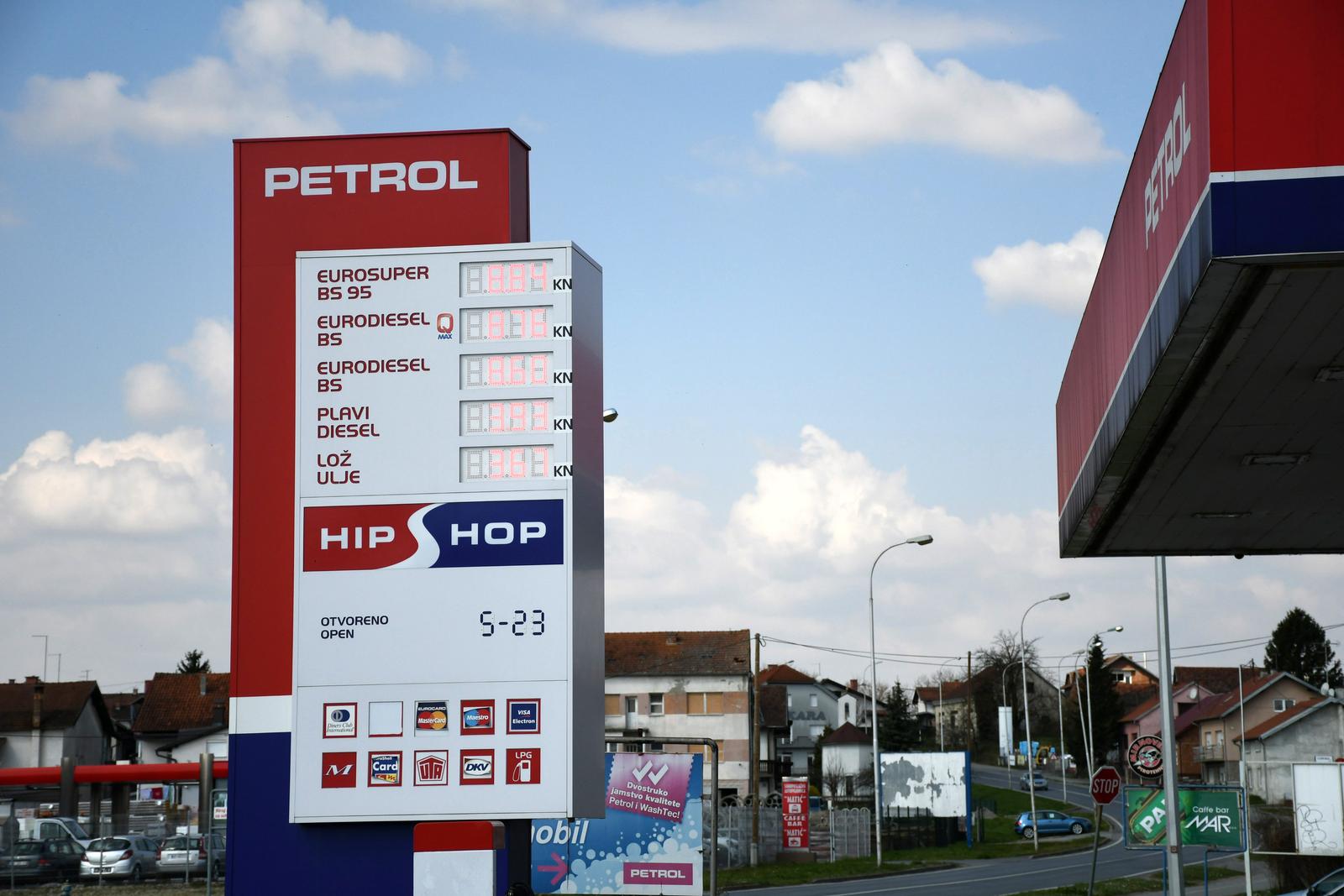 18.03.2020., Bjelovar - Benzinske postaje Tifon danas su jedine mijenjale cijenu naftnih derivata. Naime, od utorka uslijed znacajnog pojeftinjenja svih vrsta goriva benzinske postaje Tifon jedan su dan imale mnogo nizu cijenu od konkurencije, 50 do 70 lipa po litri ovisno o vrsti goriva, no izgledno je da su morali popustiti pritiscima konkurencije (INA, Petrol, Crodux), te su i u Tifonu odliucili podici cijenu goriva na prihvatljivu konkurenciji. Tako da su opet svi najveci konkurenti cijenom tu negdje u nekoliko lipa razlike.  

Photo: Damir Spehar/PIXSELL