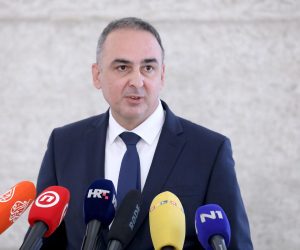 19.10.2021., Zagreb -Zastupnik Mario Kapulica komentirao je na konferenciji za medije odrzanoj u Saboru pustanje na slobodu Kazimira Bacica i rapravu o izboru novog ravnatelja HRT-a.