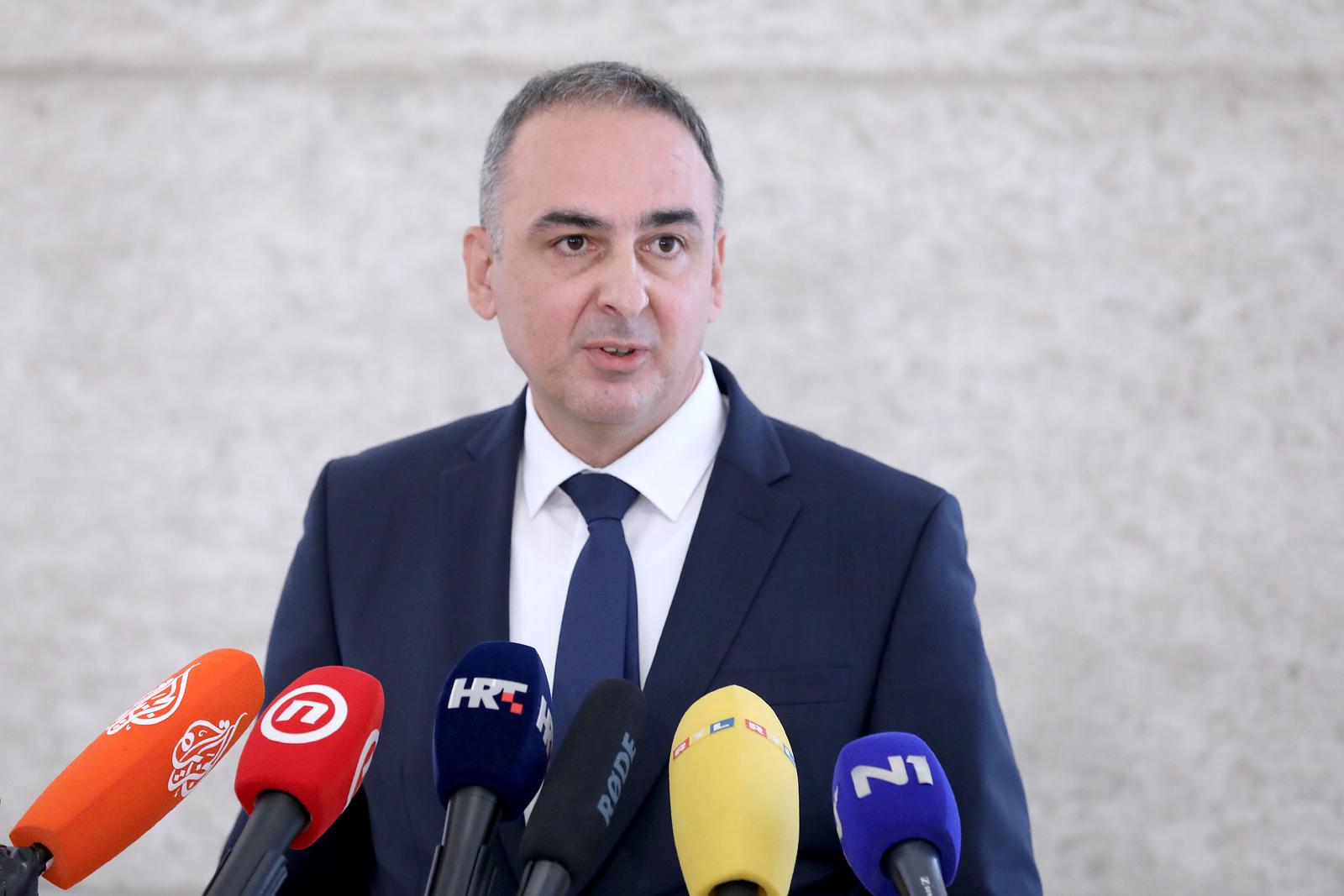 19.10.2021., Zagreb -Zastupnik Mario Kapulica komentirao je na konferenciji za medije odrzanoj u Saboru pustanje na slobodu Kazimira Bacica i rapravu o izboru novog ravnatelja HRT-a.
