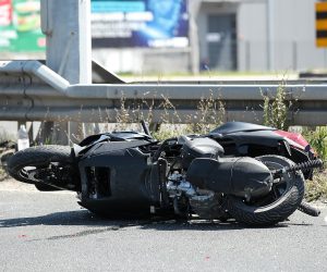 20.08.2021., Zagreb - Prometna nesreca na Jadranskoj aveniji u smjeru zapada u kojoj su sudjelovali Opel Astra bosanskohercegovackih registarskih oznaka i motocikl. Ozlijedjene osobe prevezene su u hitnoj pomoci, policijski ocevid je u tijeku, a promet je usporen. 

Photo: Goran Stanzl/PIXSELL