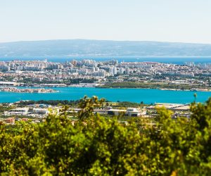 21.05.2020., Kastela - Bura koja puse na splitskom podrucju od jucer ocistila je zrak i omogucile lijepe prizore Splita vidljive s Kozjaka.
Photo: Milan Sabic/PIXSELL