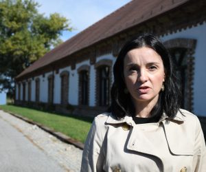 21.09.2021., Slatina -  Ministrica poljoprivrede Marija Vuckovic sudjelovala na 21. Danu polja duhana, a nakon sto je na Pustari Visnjica najboljim proizvodjacima duhana na podrucju Viroviticko-podravske zupanije dodijelila prestizne nagrade 'Duhanac', uvjerila se i u sam proces proizvodnje, berbe i obrade duhana kod nagradjenog proizvodjaca Mirka Cavrica  
Photo:Damir Spehar/PIXSELL