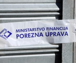 21.11.2018., Sibenik - Porezna uprava u Sibeniku je zatvorila na pet dana pekaru Dan i noc sto je vidljivo iz obavijesti o pecacenju i upozorenju, a vlasnik takodjer obavjestava musterije da ce u tom periodu preuredjivati radnju. 
Photo: Dusko Jaramaz/PIXSELL