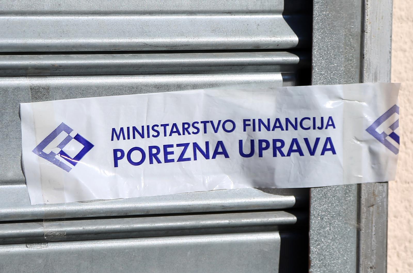 21.11.2018., Sibenik - Porezna uprava u Sibeniku je zatvorila na pet dana pekaru Dan i noc sto je vidljivo iz obavijesti o pecacenju i upozorenju, a vlasnik takodjer obavjestava musterije da ce u tom periodu preuredjivati radnju. 
Photo: Dusko Jaramaz/PIXSELL