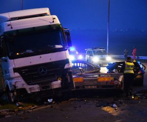 22.10.2021., Okucani - U teskoj prometnoj nesreci na autocesti A3 kod Okucana ismrtno stradale tri osobe. Teretnim automobilom hrvatskih nacionalnih oznaka upravljao je 25-godisnji drzavljanin Republike Hrvatske, dok su se u osobnom automobilu nalazile tri osobe. Photo: Ivica Galovic/PIXSELL