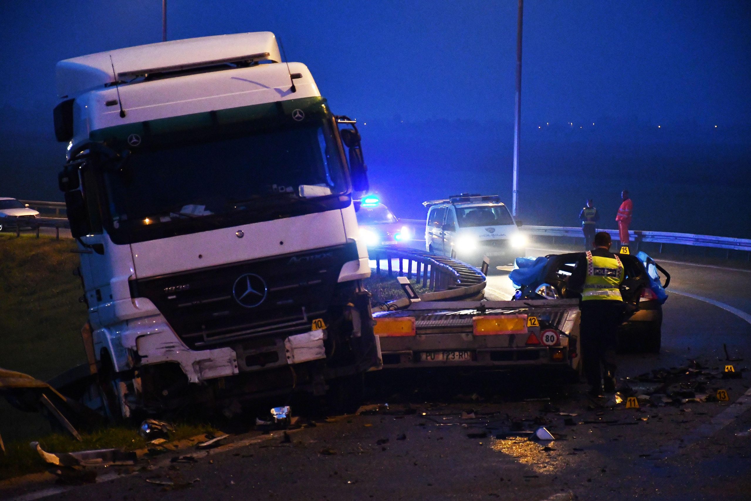 22.10.2021., Okucani - U teskoj prometnoj nesreci na autocesti A3 kod Okucana ismrtno stradale tri osobe. Teretnim automobilom hrvatskih nacionalnih oznaka upravljao je 25-godisnji drzavljanin Republike Hrvatske, dok su se u osobnom automobilu nalazile tri osobe. Photo: Ivica Galovic/PIXSELL
