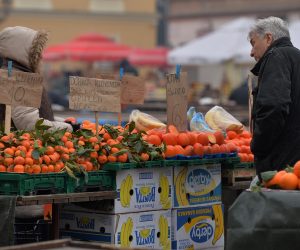 23.01.2017., Zagreb - Trznica Dolac zbog hladnoce ima malo prodavaca, te su cijene vise nego inace zbog vremenskih uvjeta. 
Photo: Marko Lukunic/PIXSELL