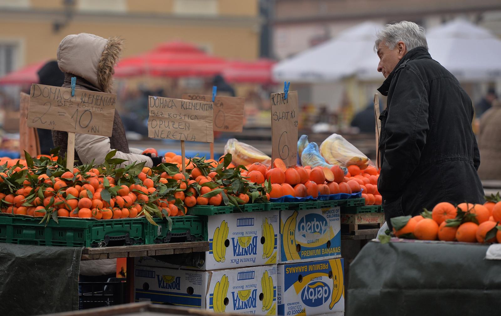 23.01.2017., Zagreb - Trznica Dolac zbog hladnoce ima malo prodavaca, te su cijene vise nego inace zbog vremenskih uvjeta. 
Photo: Marko Lukunic/PIXSELL