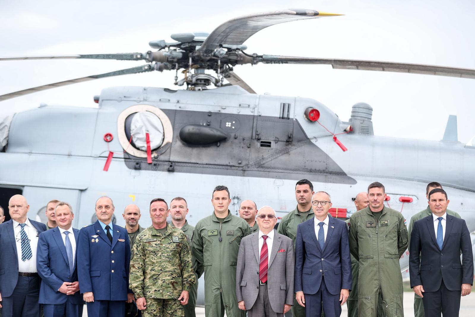 23.09.2019., Zagreb - U vojarni “Pukovnik Marko Zivkovic” na Plesu odrzan promotivni let u sklopu prezentacije zavrsetka remonta helikoptera Mi-171 Sh. Damir Krsticevic, Anvar Azimov, Mirko Sundov 
Photo: Slavko Midzor/PIXSELL