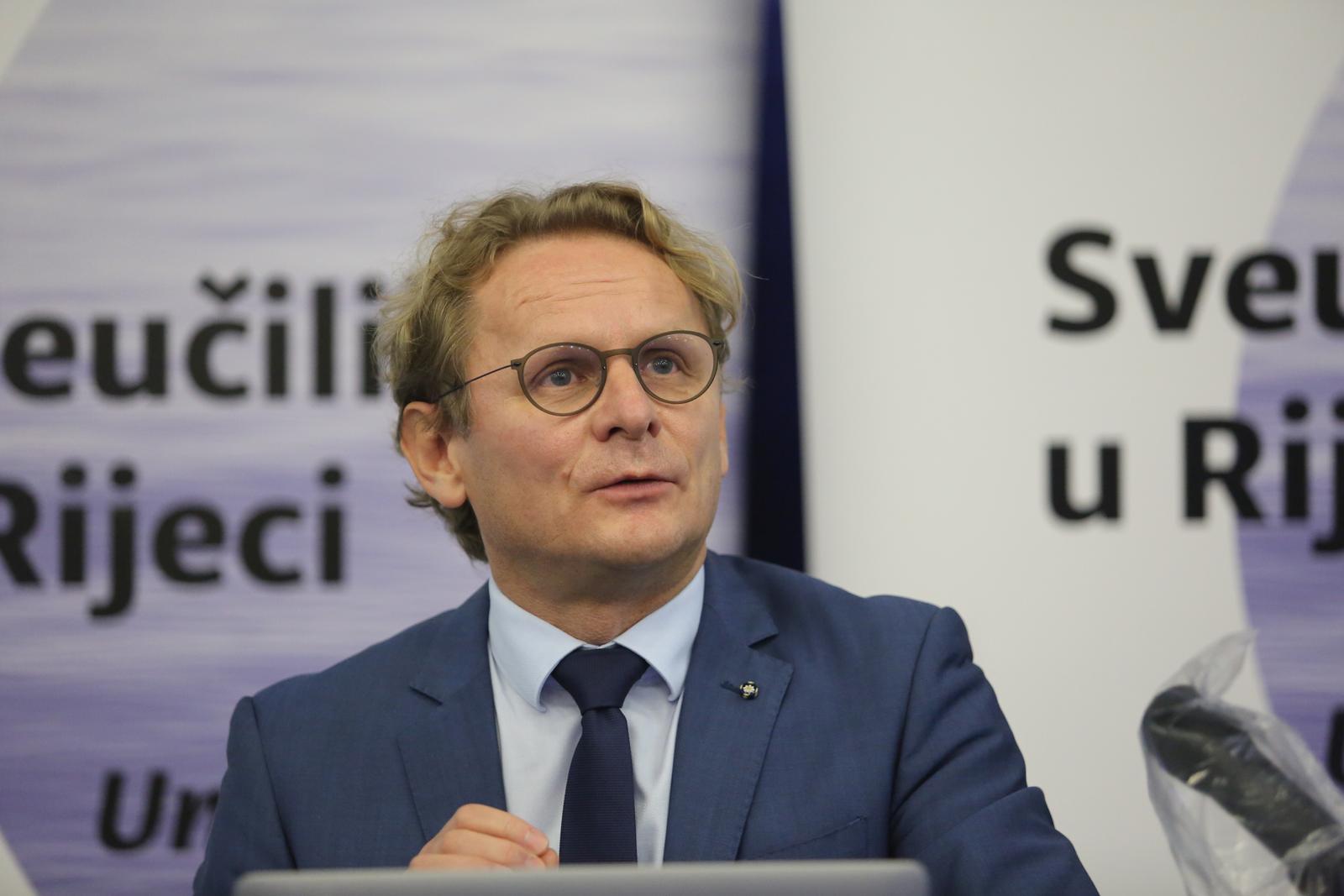 24.09.2020., Rijeka -  Interdisciplinarni znanstveni skup posvecen virusu COVID-19 pod nazivom "Advancement in Virology Research & an Opportunity to Improve International Impact of the University of Rijeka". Na skupu u prostoru Gradjevinskog fakulteta govorili su: Ivan Djikic, Daniel Rukavina, Stipan Jonjic i Snjezana Prijic Samarzija.
Photo:Goran Kovacic/PIXSELL