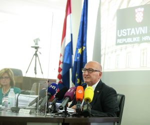 24.9.2020., Zagreb - Na konferenciji za medije ispred Ustavnog suda Miroslav Separovic, predsjednik Ustavnog suda RH, predstavnike medija upoznao je s nekoliko odluka za koje postoji poseban interes javnosti. Separovic je govorio o ocjeni ustavnosti zakona o ovlastima Stozera civilne zastite, te ocjeni ustavnosti i zakonitosti odluka Stozera civilne zastite i o ocjeni ustavnosti Zakona o najmu stanova. 
Photo: Goran Stanzl/PIXSELL