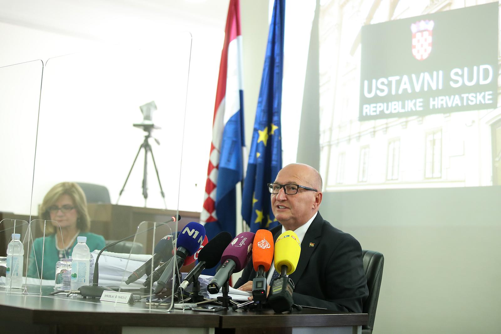 24.9.2020., Zagreb - Na konferenciji za medije ispred Ustavnog suda Miroslav Separovic, predsjednik Ustavnog suda RH, predstavnike medija upoznao je s nekoliko odluka za koje postoji poseban interes javnosti. Separovic je govorio o ocjeni ustavnosti zakona o ovlastima Stozera civilne zastite, te ocjeni ustavnosti i zakonitosti odluka Stozera civilne zastite i o ocjeni ustavnosti Zakona o najmu stanova. 
Photo: Goran Stanzl/PIXSELL
