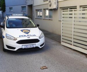 25.09.2021., Zagreb - Policija obavlja ocevid ispred zgrade u Mlinovima, u kojoj je nocas ubijeno troje ljudi. Photo: Marko Prpic/PIXSELL