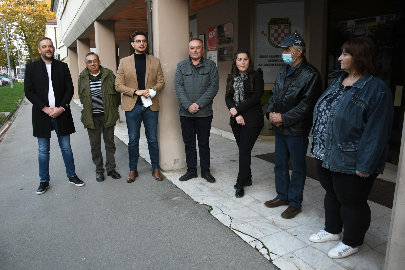 25.10.2020., Bjelovar -  Raspao se SDP Bjelovarsko-bilogorske zupanije odijek je tiskovne konferencije predstavnika vecine lokalnih organizacija SDP-a sa podrucja Bjelovarsko-bilogorske zupanije povodom istupanja vecine vodstava lokalnih organizacija kao i clanica i clanova iz Socijaldemokratske partije Hrvatske. Rijec je o izlasku preko 300 clanova, medju kojima su celnici gradskih organizacija, te velika vecina zupanijskih i gradskih vijecnika.