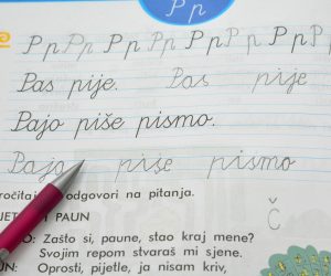 26.02.2015., Bjelovar - Djeca pisu u biljeznicu, jer svim je skolarcima domaca zadaca, ucenje pisanja i ispunjavanje radnih biljeznica svakodnevna obveza. 
Photo: Damir Spehar/PIXSELL