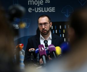 26.10.2021., Zagreb - Gradonacelnik Zagreba Tomislav Tomasevic govorio je na redovnoj konferenciji za medije u predvorju Gradske uprave na Trgu Stjepana Radica.